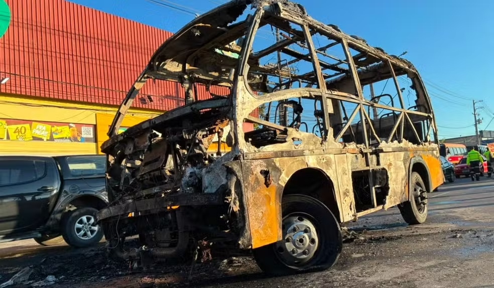 Micro-ônibus é incendiado durante manifestação de trabalhadores do transporte alternativo