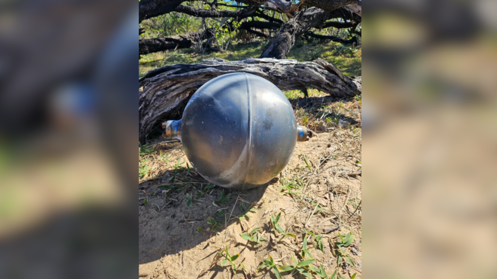 Bolas espaciais caem em praia australiana, e ninguém sabe o que é