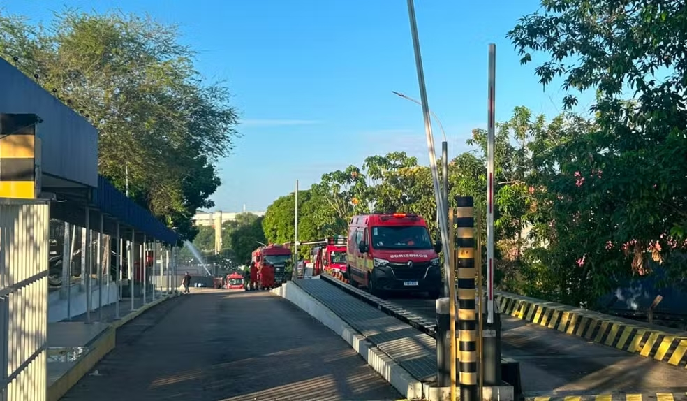 Após 14 horas, bombeiros seguem resfriando tanques após vazamento de estireno no Distrito Industrial de Manaus