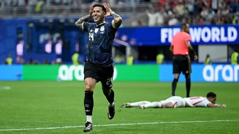 Argentina vira nos acréscimos, elimina a Inglaterra e vai à final da Copa
