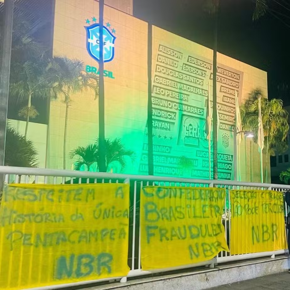 Sede da CBF é alvo de protesto após queda do Brasil na Copa: “Fraudulenta”