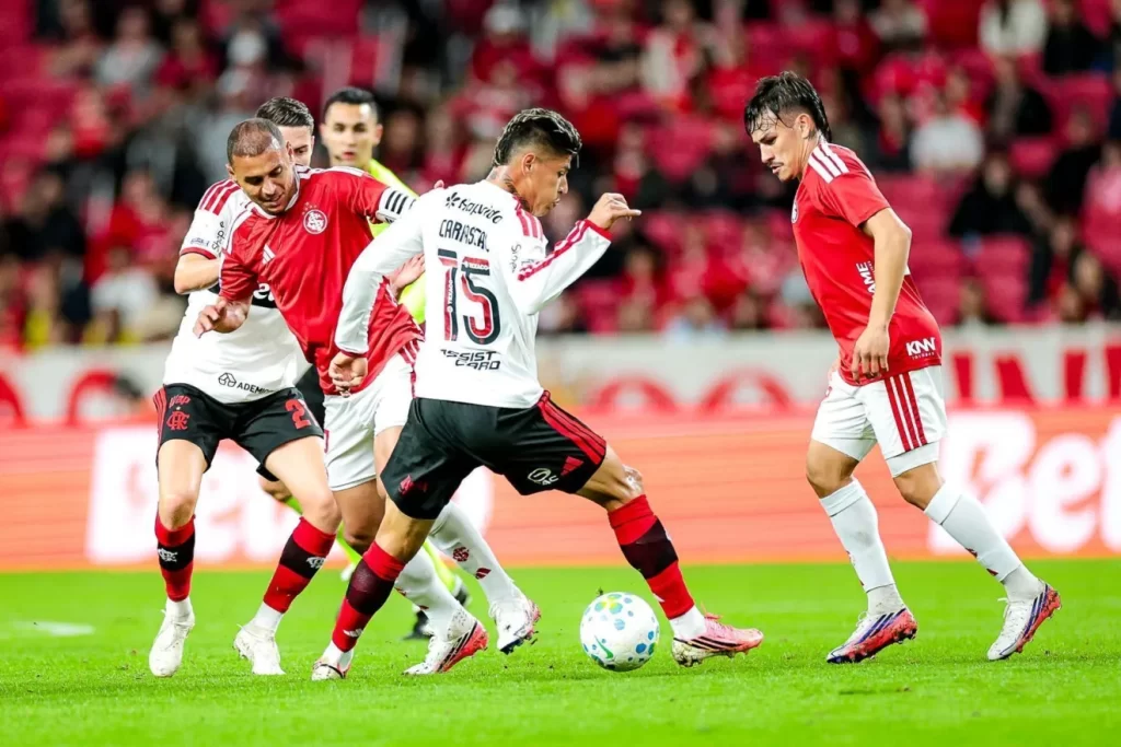 Flamengo reage no fim e arranca empate contra o Internacional