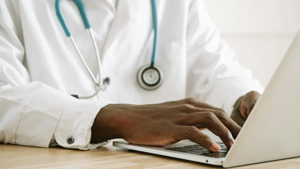 Médico que deixou 21 pessoas com perda de visão após cirurgia é condenado