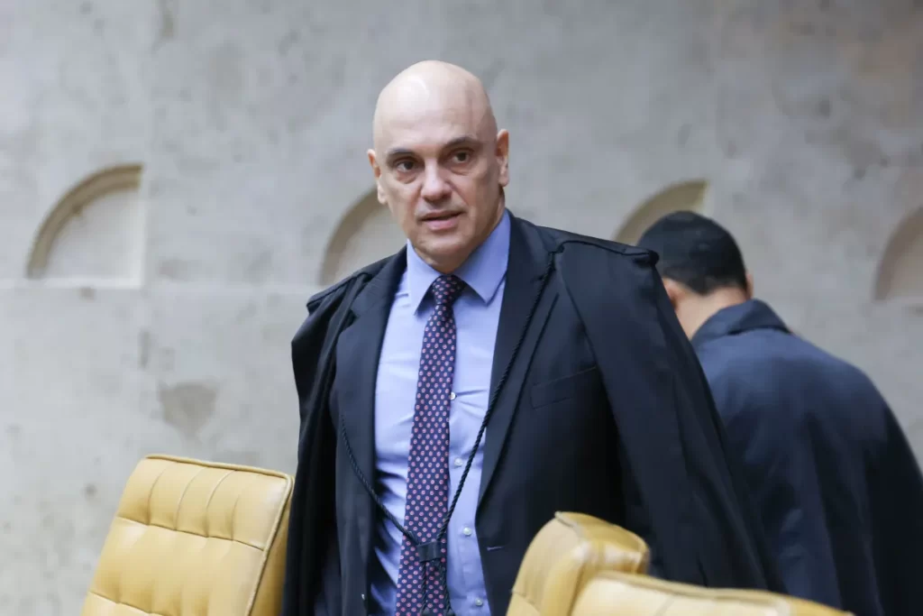 Alexandre de Moraes aciona PGR após conclusão de inquérito sobre arma de Jair Bolsonaro