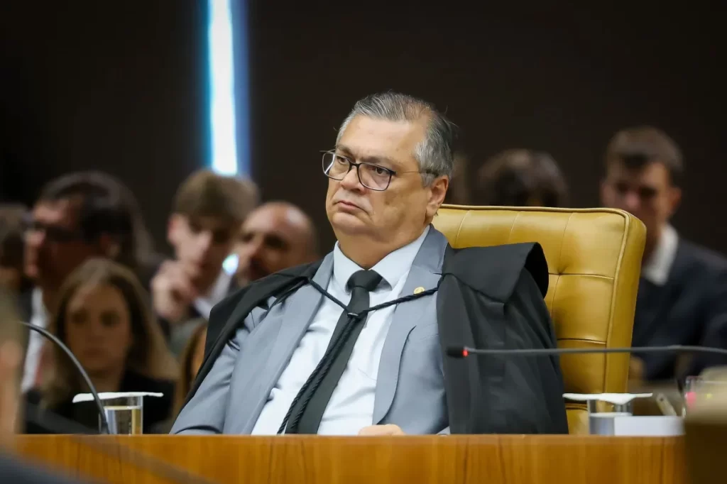 Flávio Dino critica “terceirização de emendas” e dá 30 dias para explicações