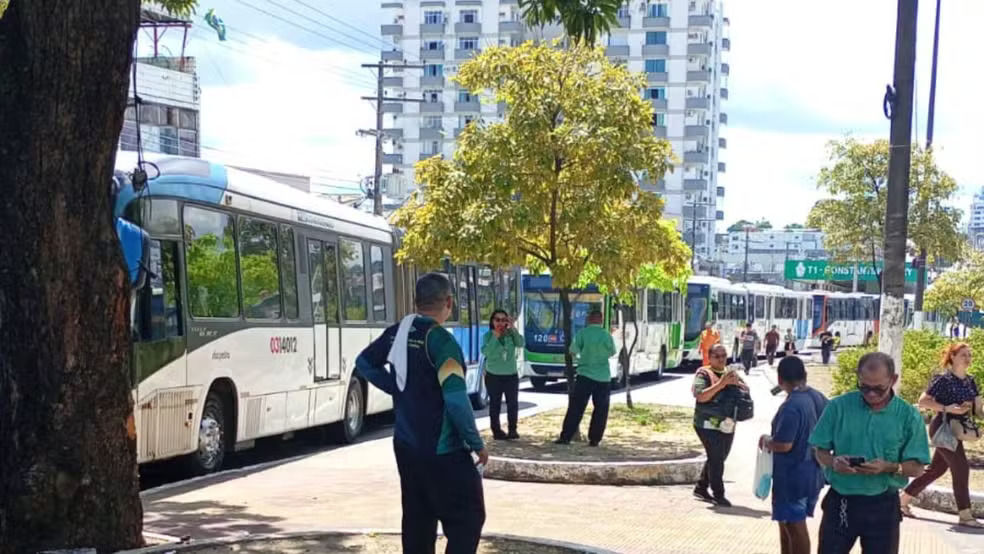 Paralisação interrompe circulação de ônibus e afeta passageiros em Manaus
