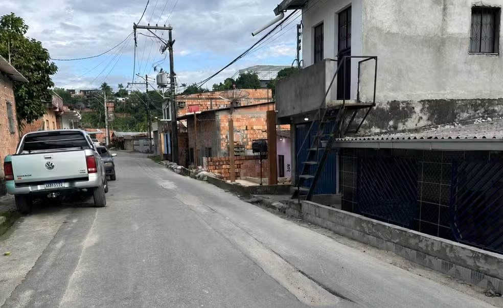 Águas de Manaus é multada em R$ 279 mil após mulher sofrer acidente ao cair em buraco em rua da Zona Norte