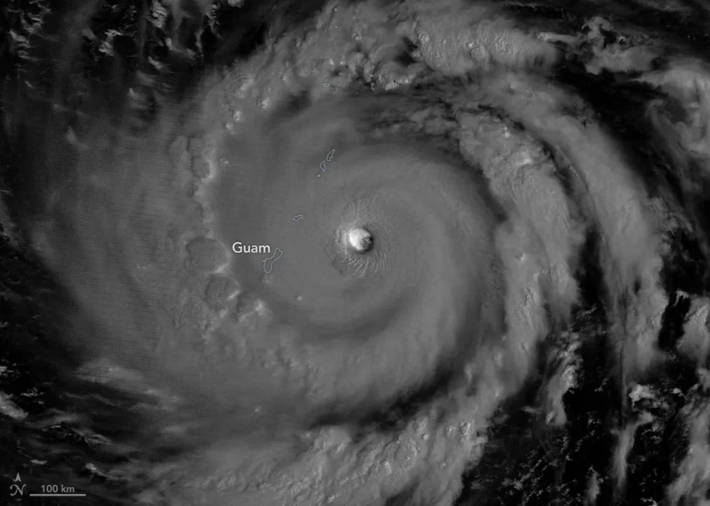 Imagem de satélite impressionante mostra o “monstro” Supertufão Bavi
