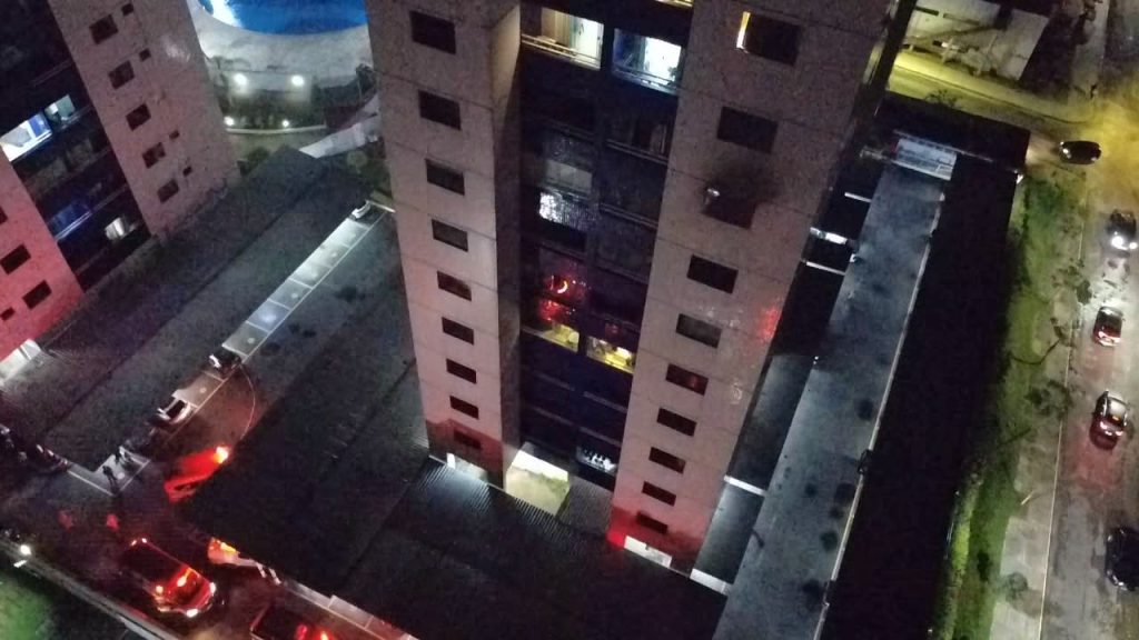 Apartamento no 8º andar pega fogo em condomínio na Ponta Negra