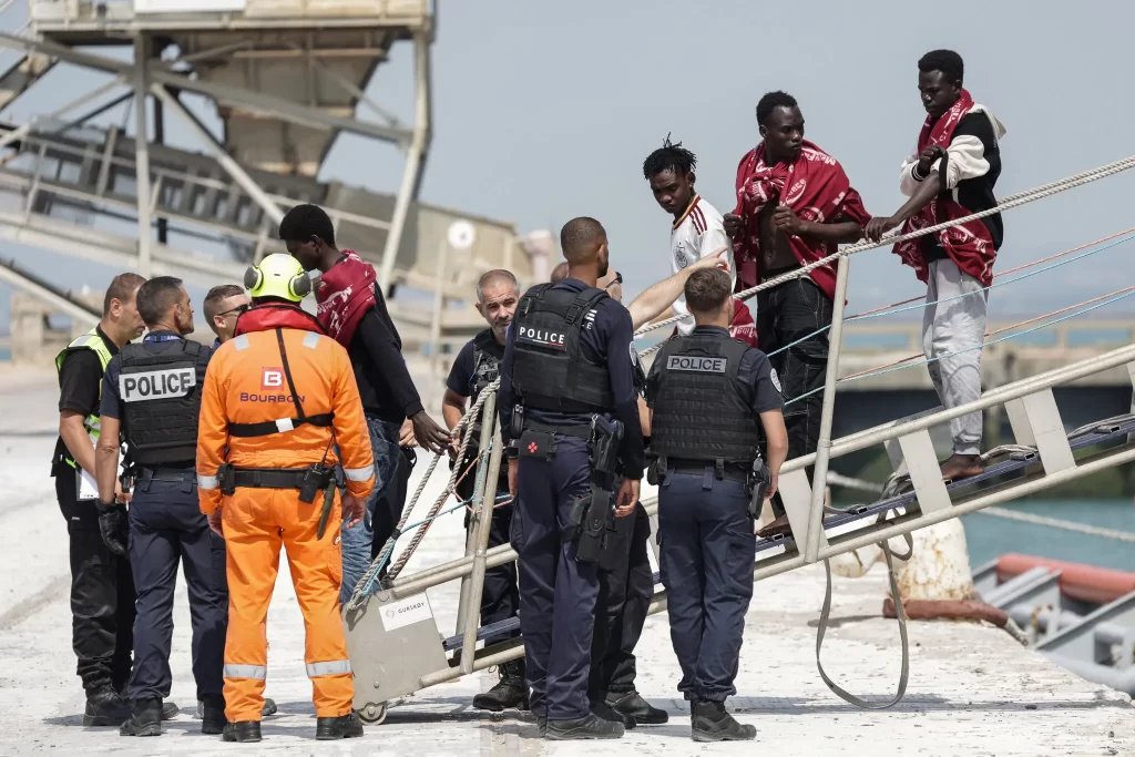 Guarda Francesa resgata 157 migrantes de barco em chamas no Canal da Mancha
