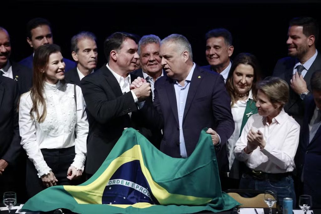 Flávio Bolsonaro anuncia Alfredo Gaspar como vice em chapa pura à Presidência