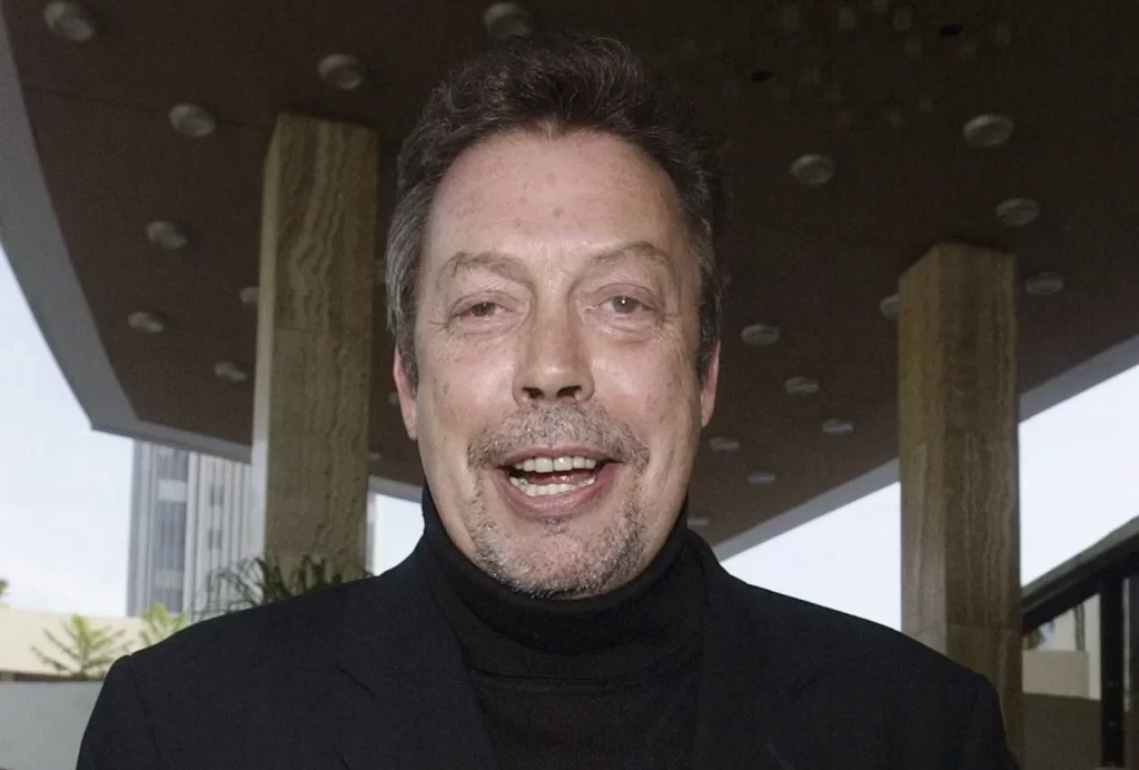 Ator Tim Curry, estrela de “Rocky Horror”, morre aos 80 anos