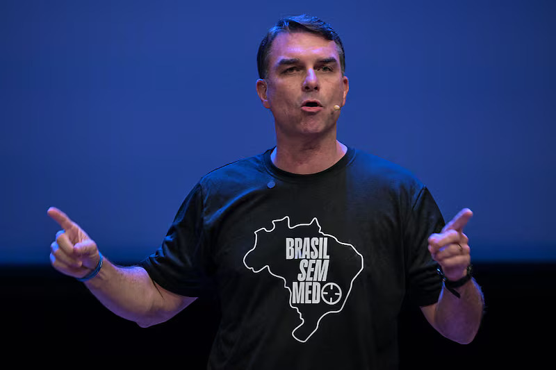 Flávio Bolsonaro compara restrições impostas a Jair Bolsonaro ao AI-5 e critica decisões de Alexandre de Moraes
