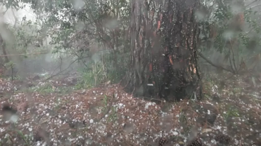 Chegada de ciclone bomba provoca granizo no Rio Grande do Sul