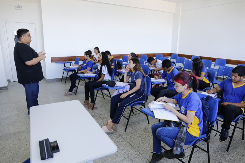 Avaliação do MEC aponta baixo desempenho de estudantes do Amazonas em interpretação de textos e matemática