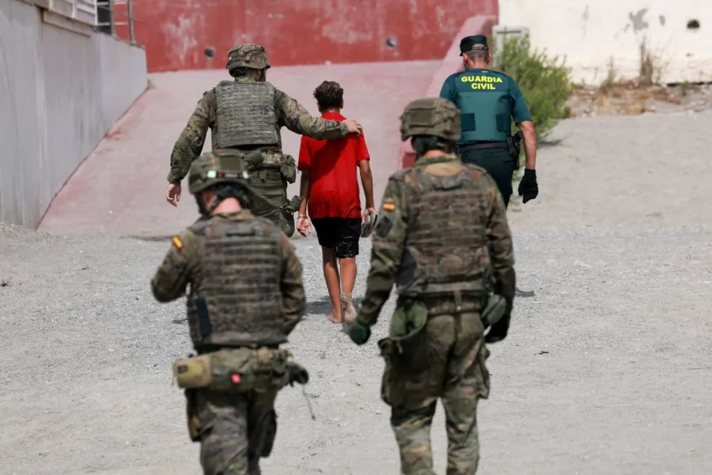 Ceuta busca levar migrantes menores de idade para Espanha continental