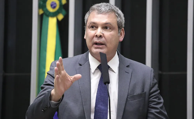Campanha de Lula critica e Lindbergh reavalia nota sobre estupro