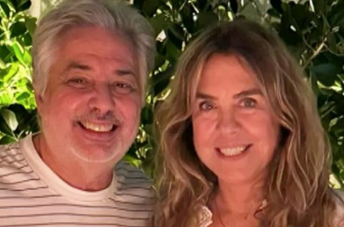 Viúvo de Rita Lee posa sorridente ao lado da nova namorada