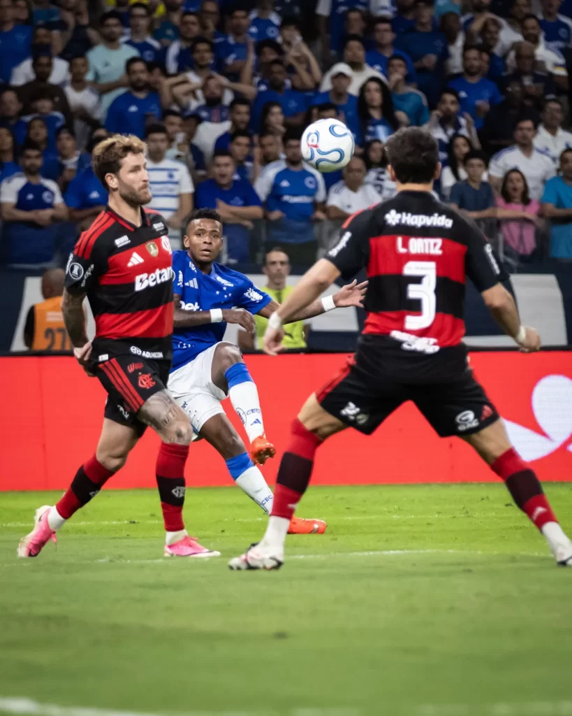 Flamengo sai atrás, mas busca empate contra o Cruzeiro pela Libertadores