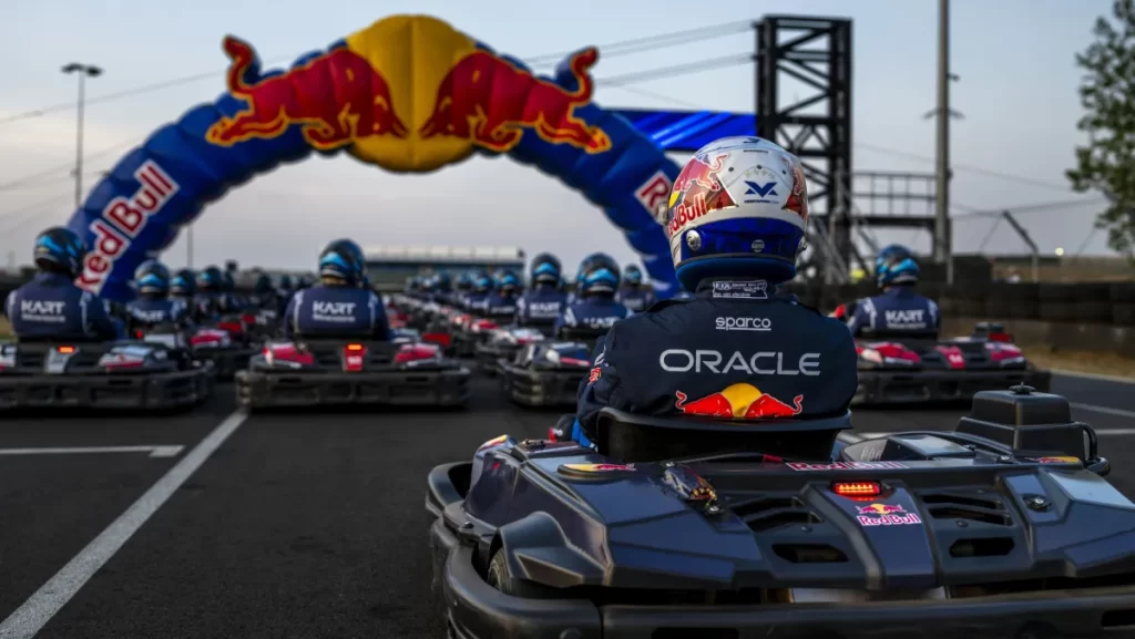 Max Verstappen desafia 100 pilotos em corrida de kart e larga do fim do grid