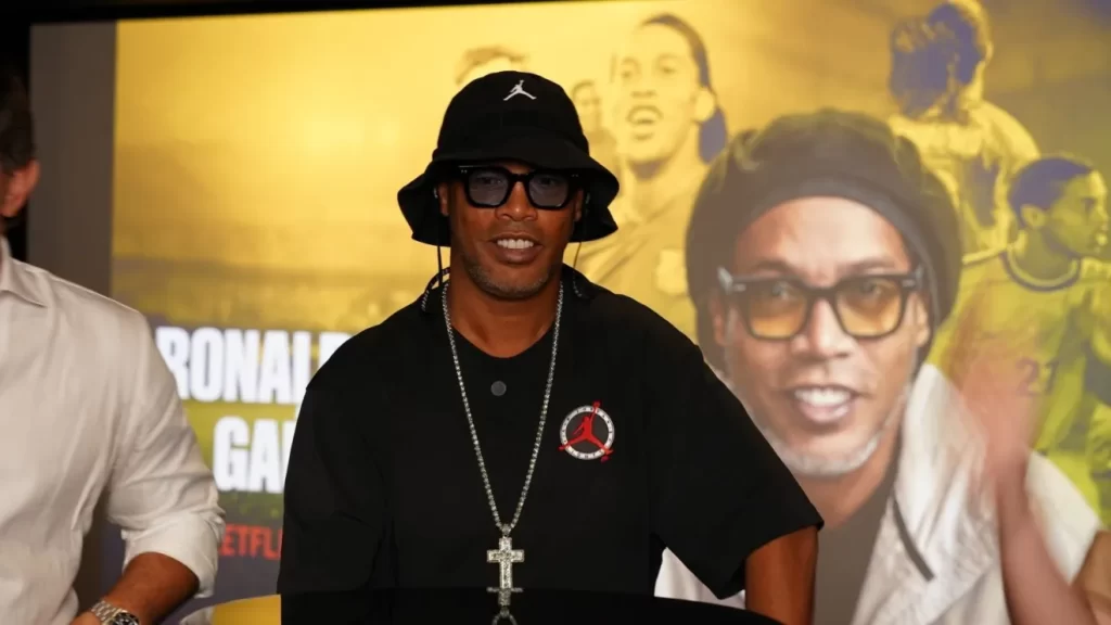 Ronaldinho retorna ao futebol profissional em time da 3ª divisão da Itália
