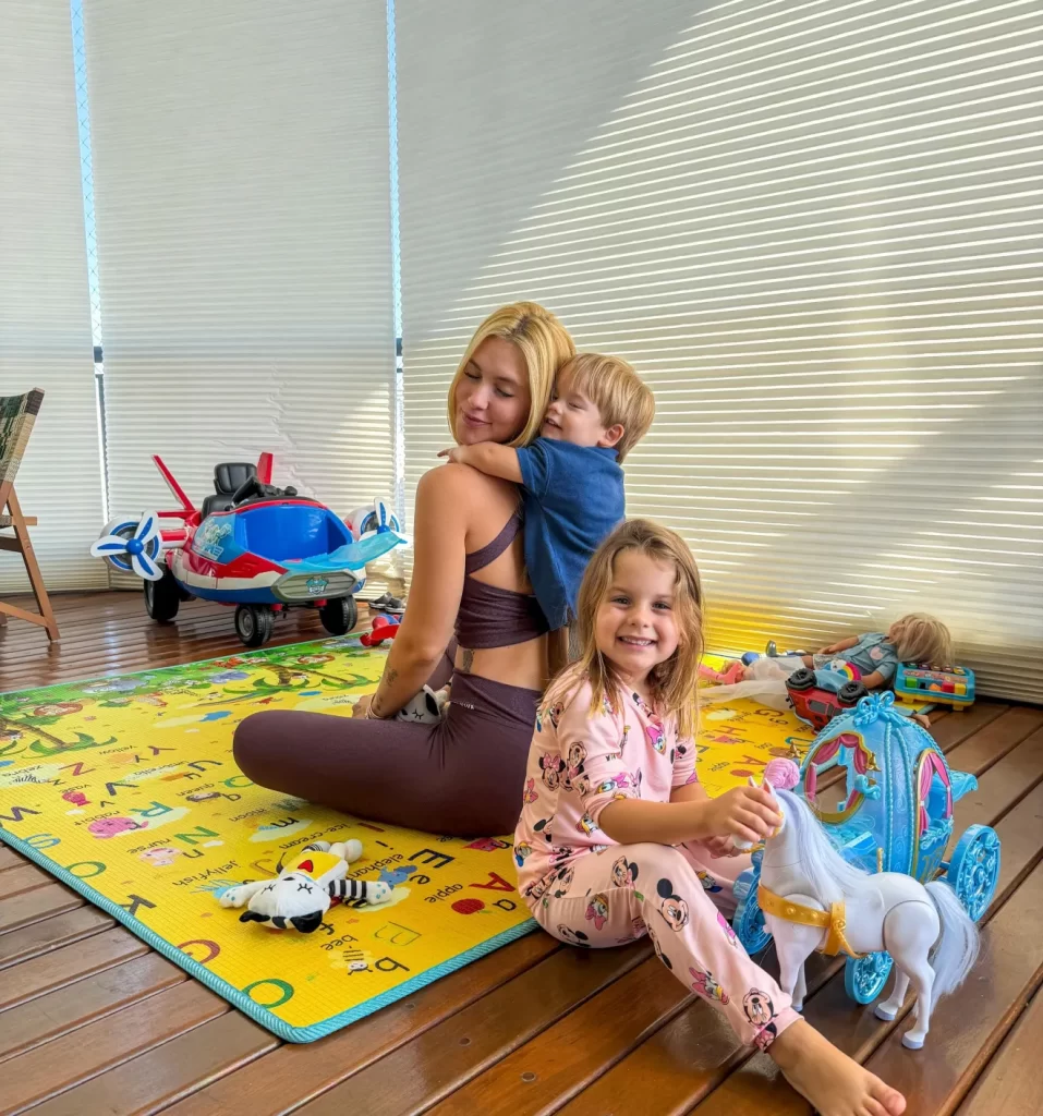 Virginia publica foto com herdeiros reunidos após cirurgia de filhas; veja