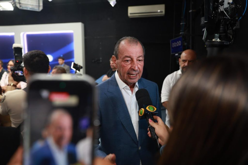 No primeiro debate, Omar Aziz destaca mudança com experiência e apresenta plano para reorganizar serviços públicos