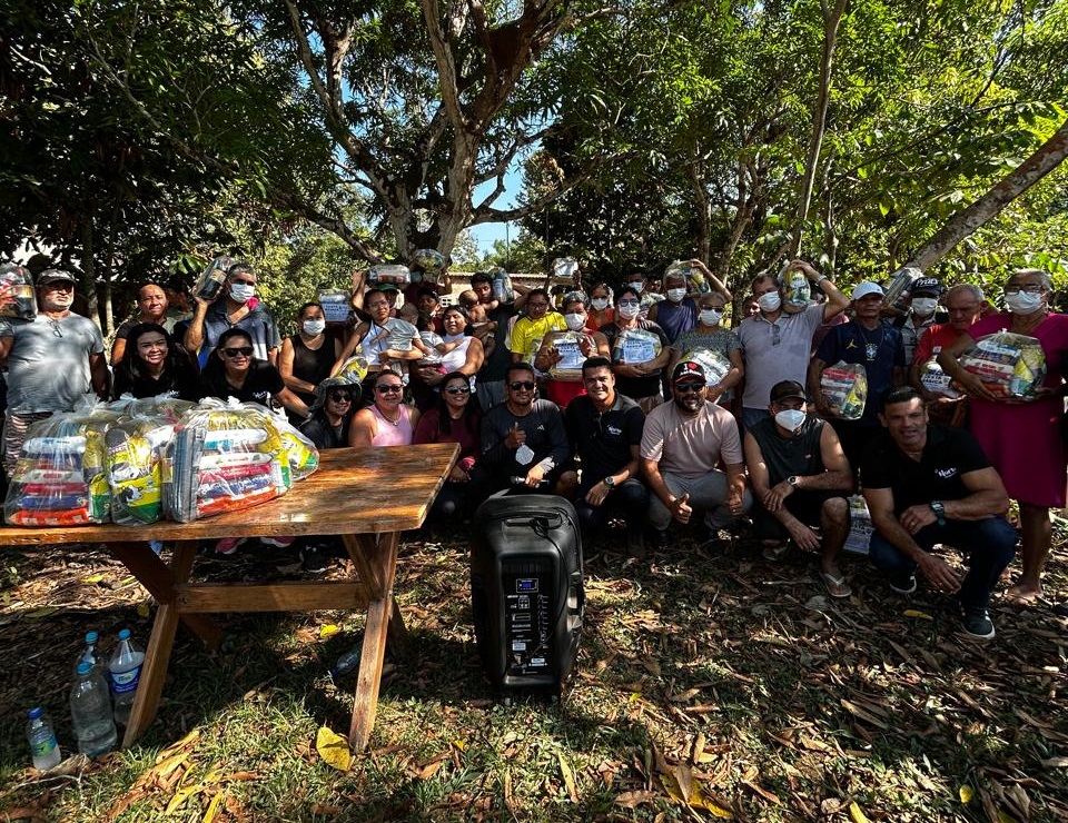 Sob cinzas e fumaça tóxica, moradores de Iranduba recebem solidariedade e cestas básicas após incêndio no lixão