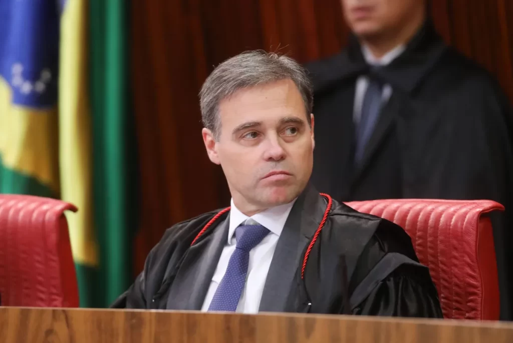 AGU trava ação contra André Mendonça, mas Polícia Federal mantém pressão e amplia crise