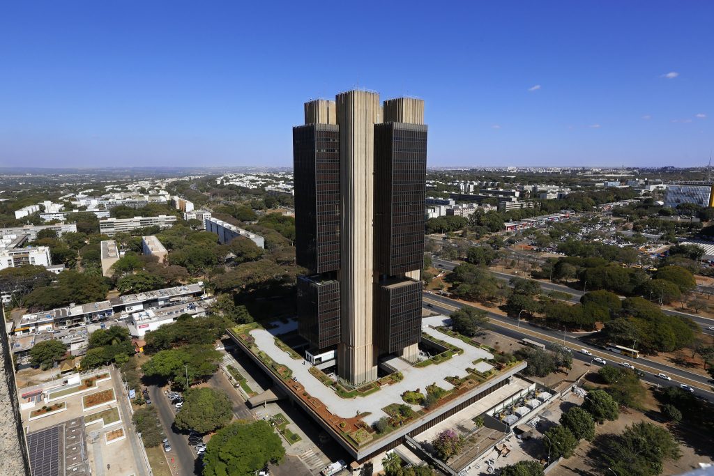 Banco Central corta Selic para 14% ao ano e deixa “porta aberta” para próxima reunião