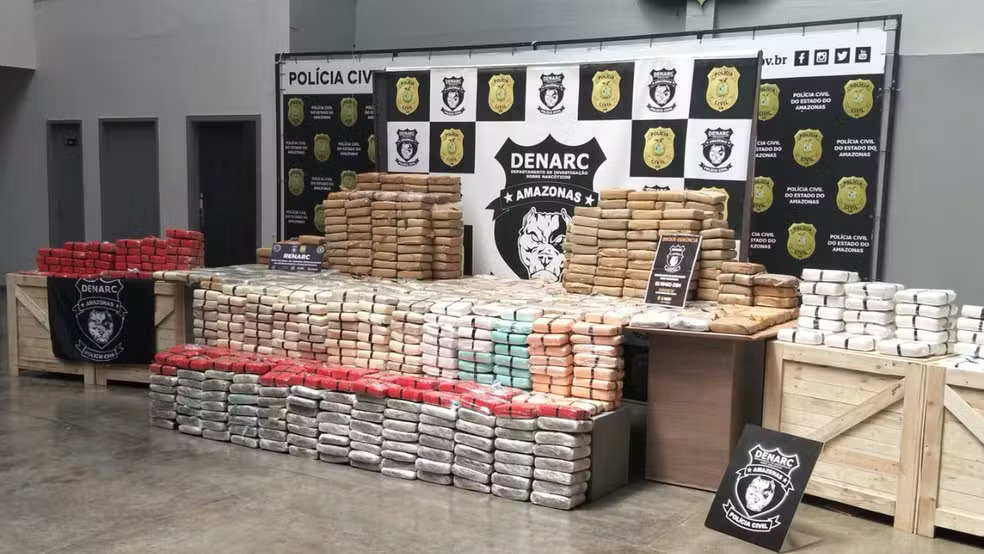 Denarc apreende carga de 700 kg de maconha do tipo skunk em galpão em Manaus