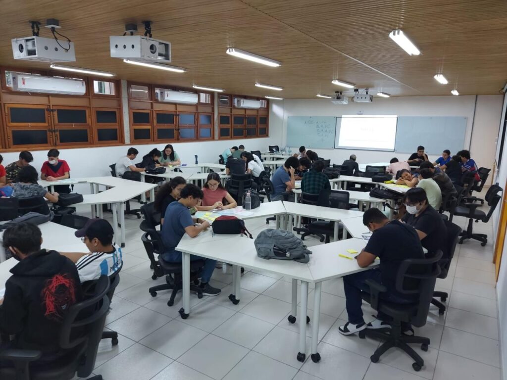 Estudo revela que apenas 1,4% dos jovens de baixa renda no Amazonas chegam ao ensino superior