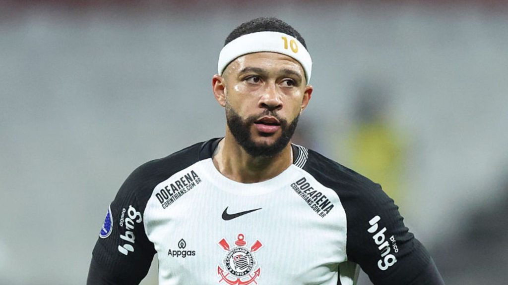 Corinthians desiste de renovação com Memphis Depay após pressão política