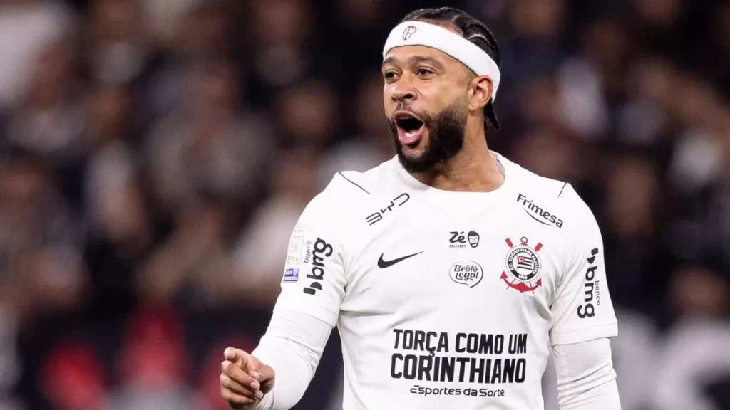 Memphis desembarca no Brasil para acertar renovação com Corinthians