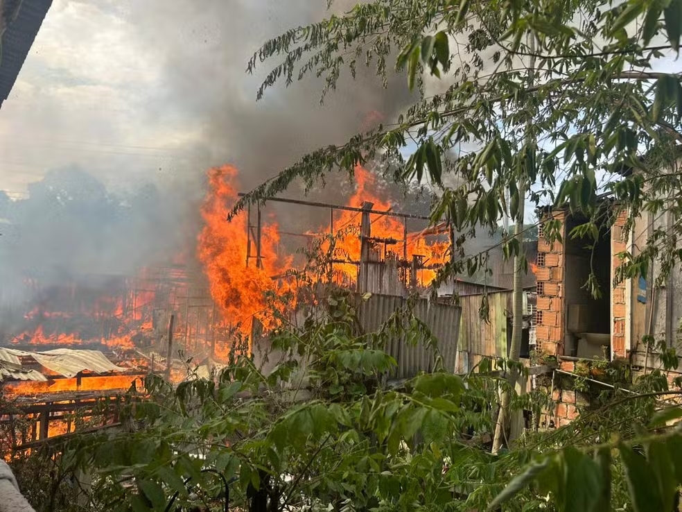 Ocorrências de incêndio chegam a quase 1,2 mil em Manaus; queimadas florestais disparam mais de 300% em 2026