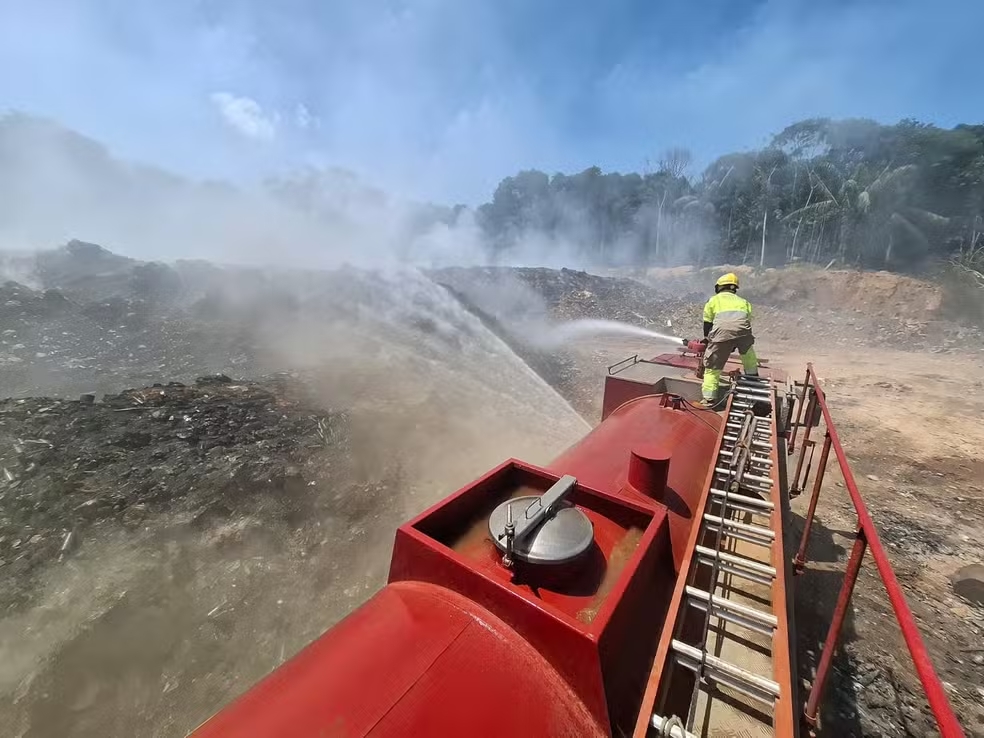 DPE-AM pede interdição de lixão em Iranduba onde incêndio dura cinco dias