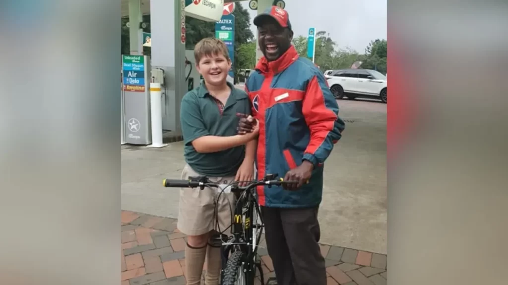 Menino de 10 anos abriu mão de cerca de R$ 600, economizados durante meses para uma viagem em família, para presentear um frentista com a bicicleta que ele tanto sonhava