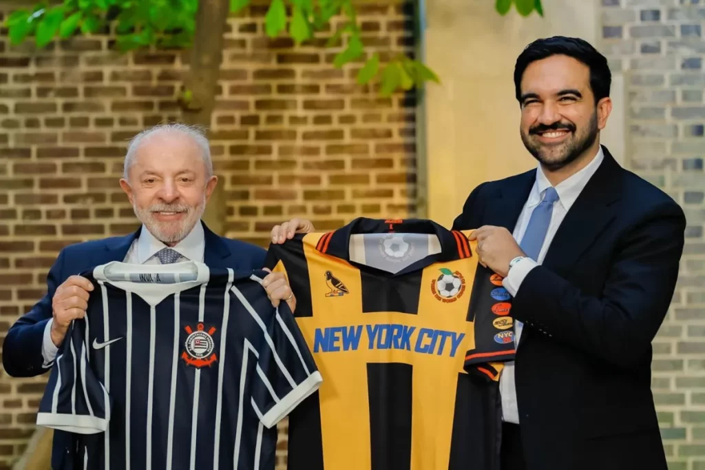 Presidente Lula entrega camisa do Corinthians a Zohran Mamdani, prefeito de Nova York