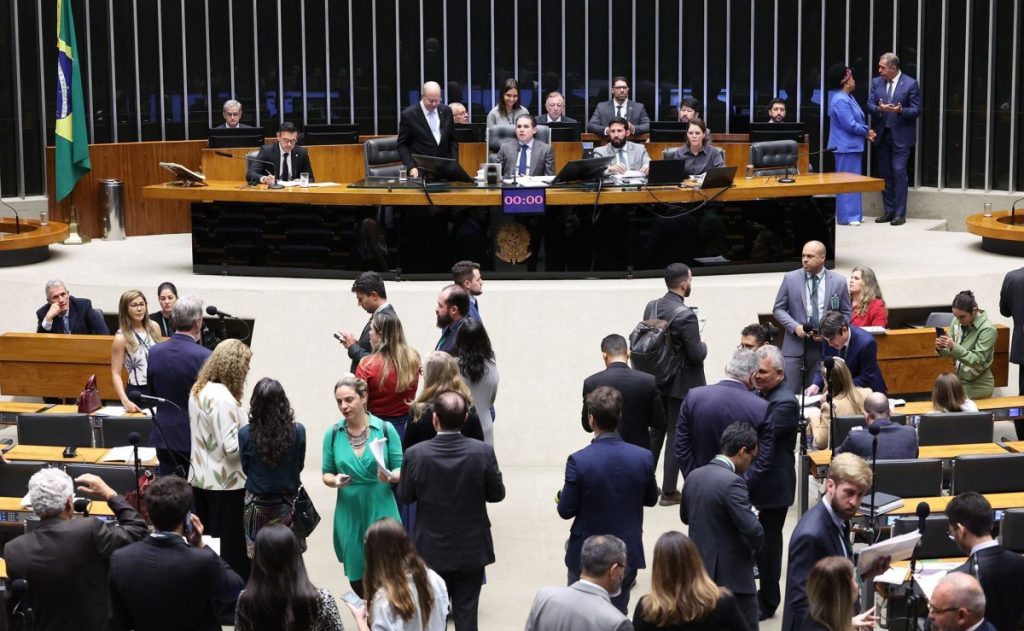 Câmara aprova texto-base da MP que acaba com a “taxa das blusinhas”