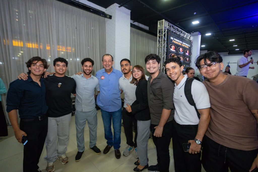 Estudantes terão estágio remunerado e cursos de IA para facilitar acesso ao primeiro emprego, propõe Omar Aziz