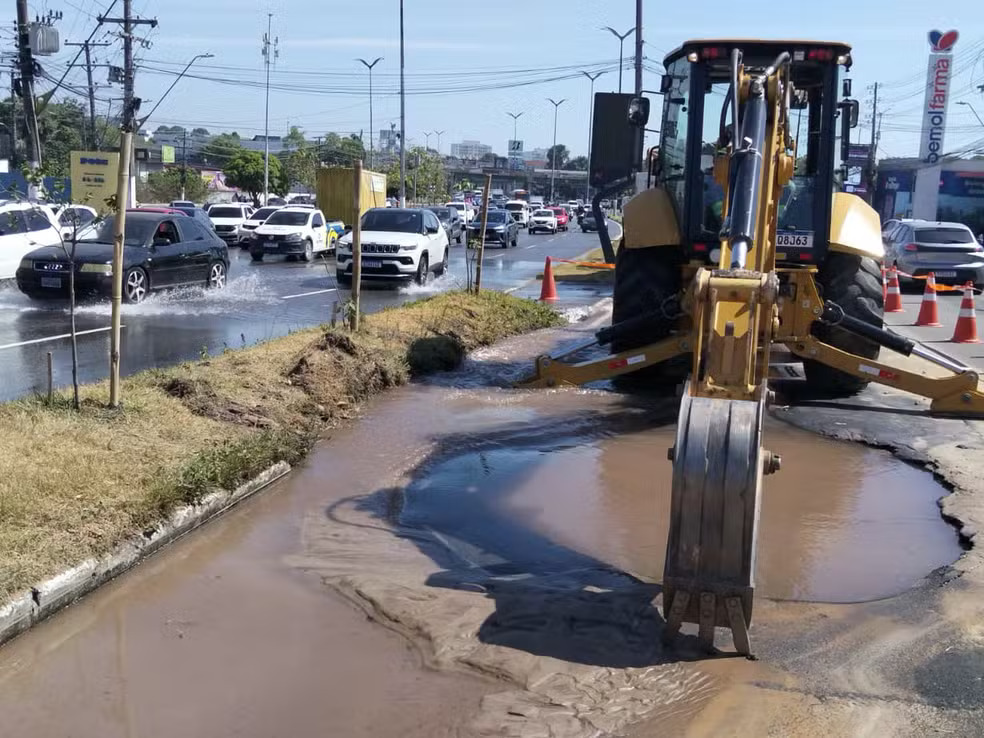 Adutora rompe na Torquato Tapajós, e Manaus pode ter impactos no abastecimento de água