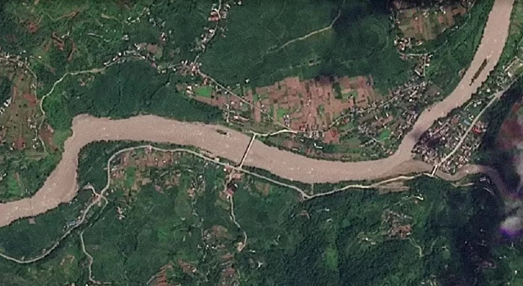 O que cientistas acreditam ter acontecido na onda de inundações mortais na fronteira entre o Nepal e a China