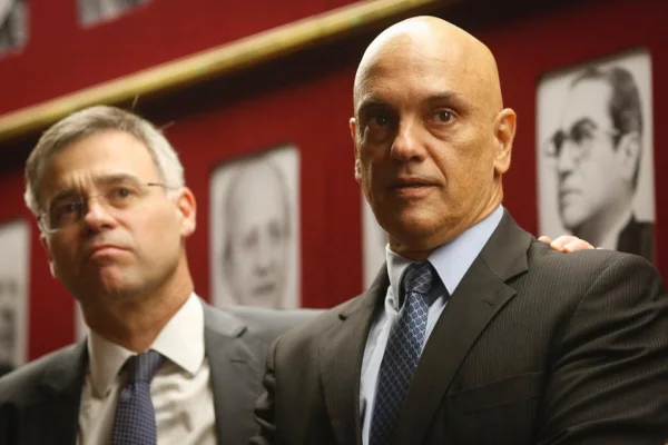 André Mendonça retira sigilo de ação sobre Daniel Vorcaro e Alexandre de Moraes