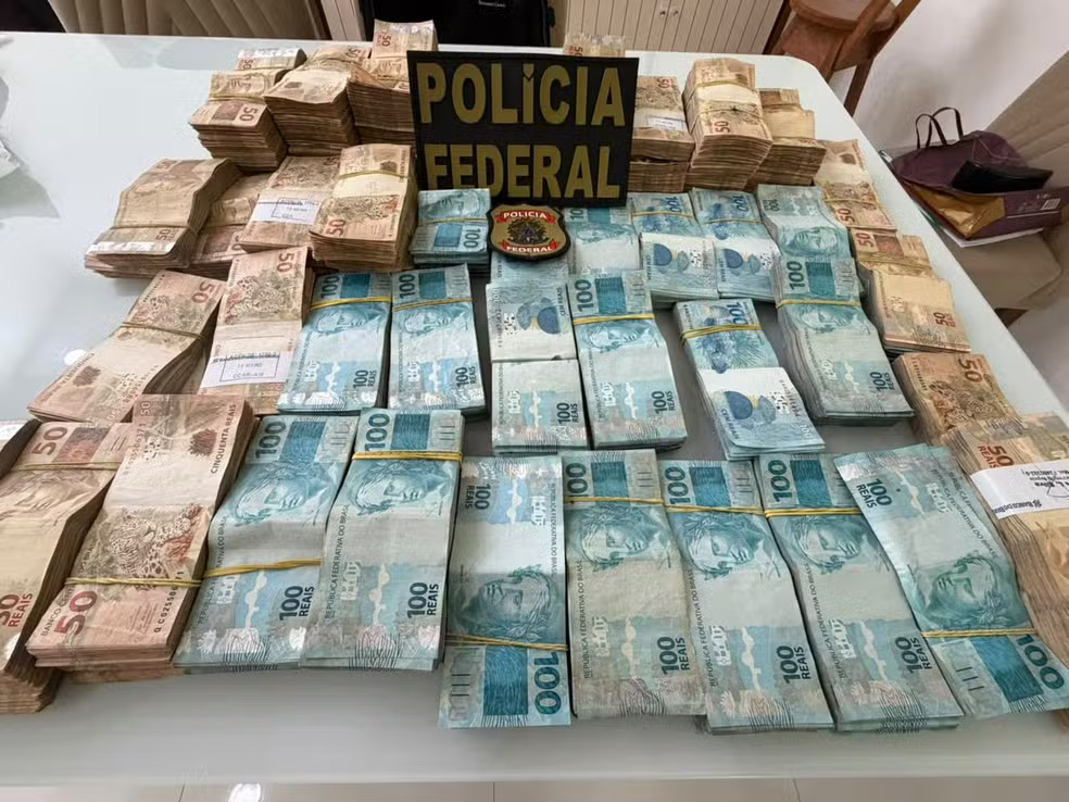 Polícia Federal apreende quase R$ 1 milhão, dólares, euros e joias em operação que mira deputado federal