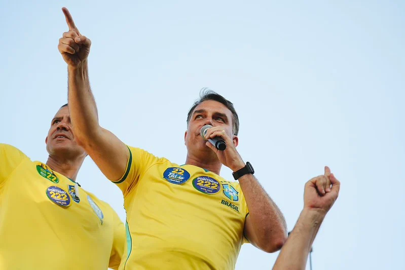 Flávio Bolsonaro pede suspensão da decisão que liberou post de humorista sobre Nossa Senhora; Dino envia caso ao plenário do STF