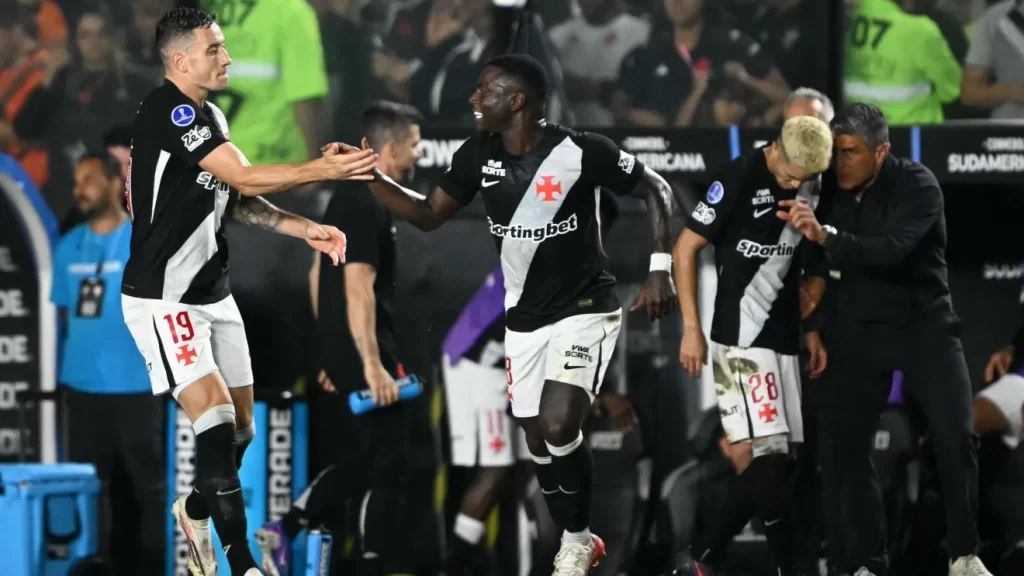 Vasco vence Santa Fe e volta à semifinal da Sul-Americana após 15 anos
