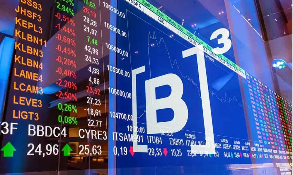 Ibovespa fecha em queda com juros futuros e crise no STF; dólar sobe