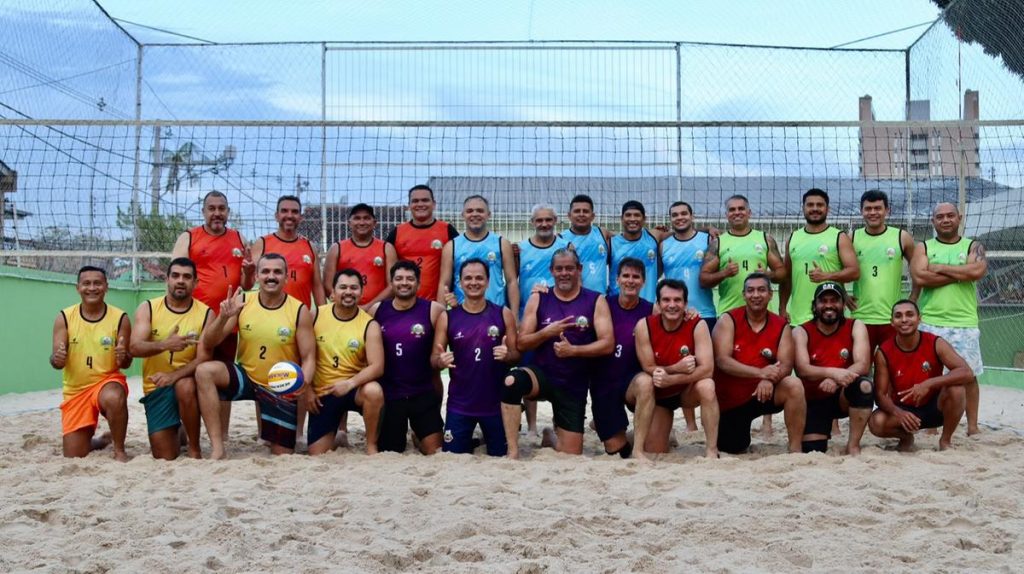 Torneio de vôlei de praia reúne atletas master e arrecada alimentos em Manaus