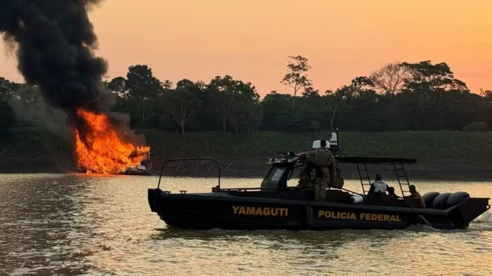 Polícia Federal destrói 22 dragas e 5 embarcações usadas em garimpo ilegal no Rio Madeira, no Amazonas