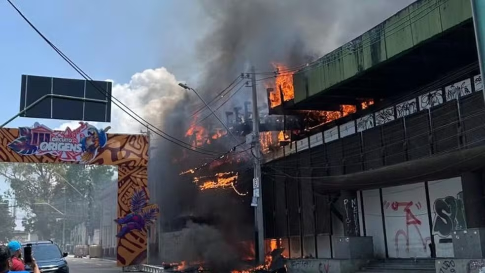 Incêndio destrói antigo prédio do Banco da Amazônia no Centro de Manaus